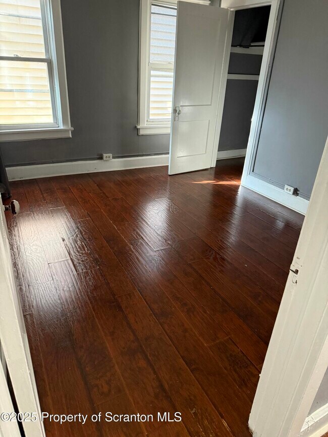 Building Photo - 834 Monroe Ave