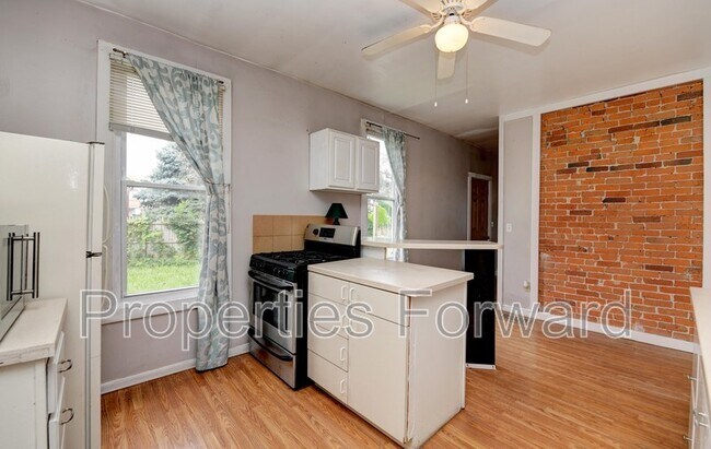 Building Photo - 673 E Sycamore St