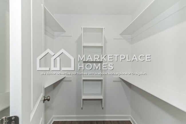 Building Photo - 823 W 20th St