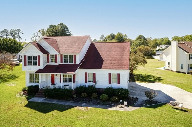 Building Photo - Large Three Bedroom Home!