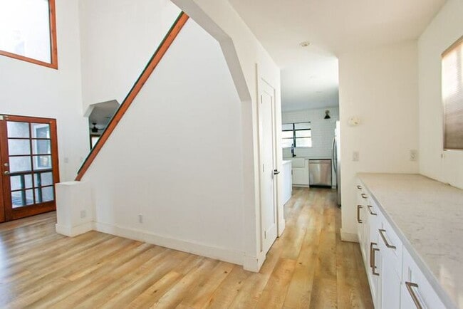 Building Photo - Modern 3 Bed Home for Rent in Riverside CA 92507 Garage Available