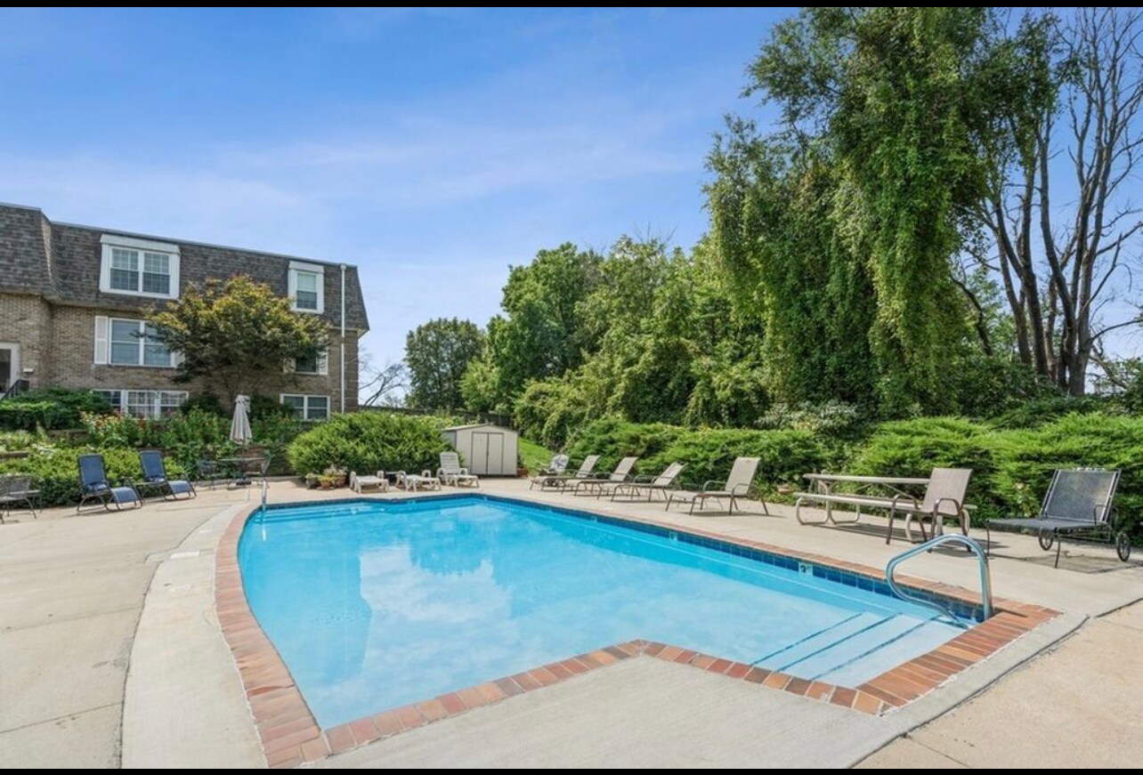 Building Photo - 1100 E 6th St