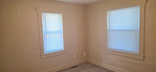 Building Photo - 2 bedroom/1 bathroom for $850!