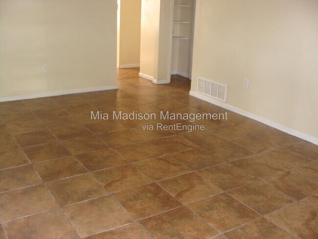 Building Photo - 1 Oak Forest Ln