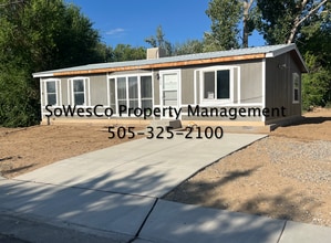 Building Photo - 3 Bedroom 2 Full Bath Home near Downtown