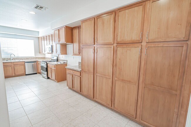 Building Photo - West Creek 3 Bedroom Townhome for Rent in ...