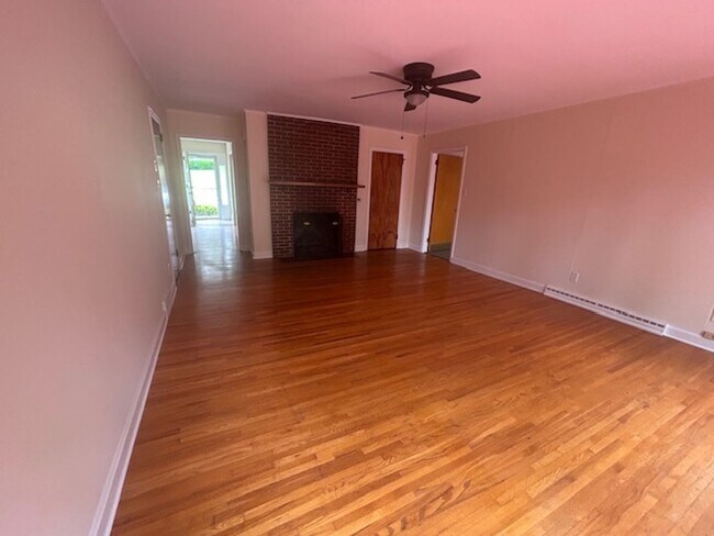 Building Photo - 10 Bevlyn Dr