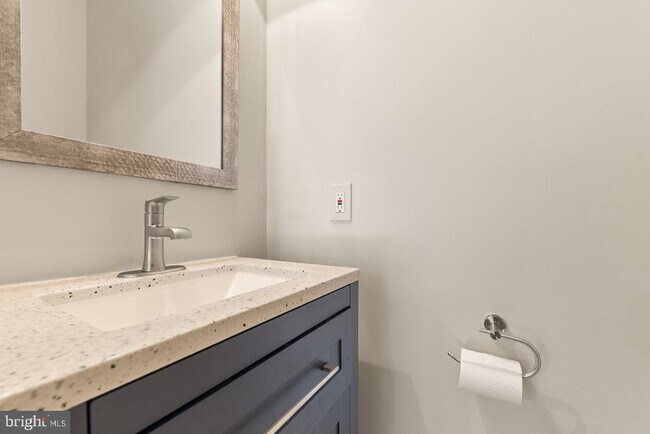 Building Photo - 9201 Golf Ct