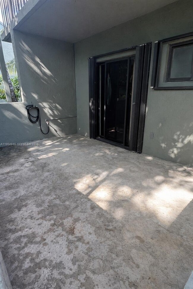 Building Photo - 980 NW N River Dr