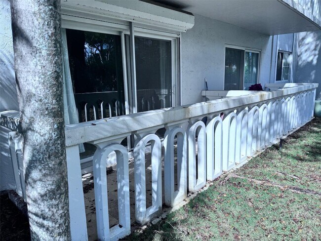 Building Photo - 100 Edgewater Dr