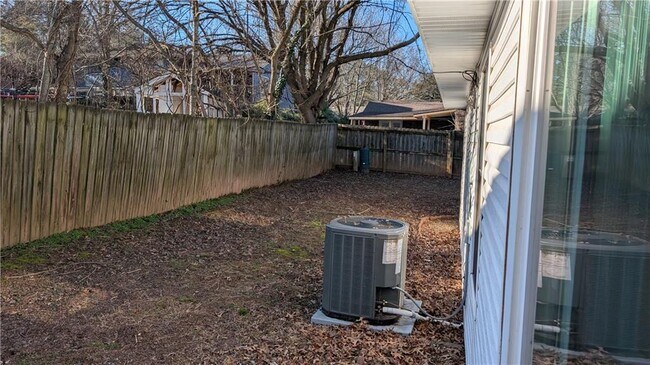 Building Photo - 2225 E Jonquil Rd