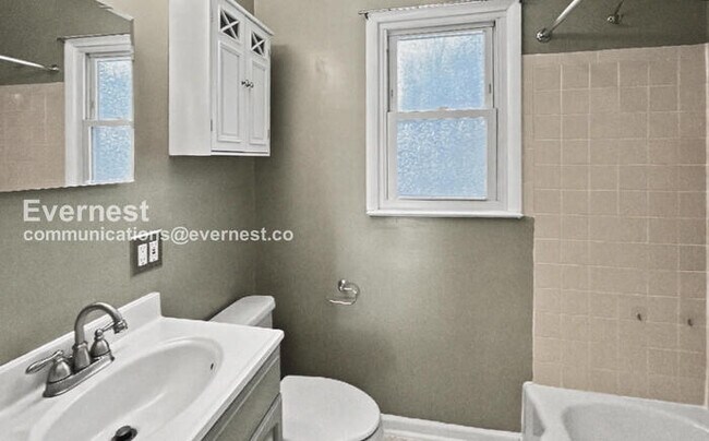 Building Photo - 3 Bed/2 Bath Home with Off-Street Parking / Pet-Friendly / Available Now!