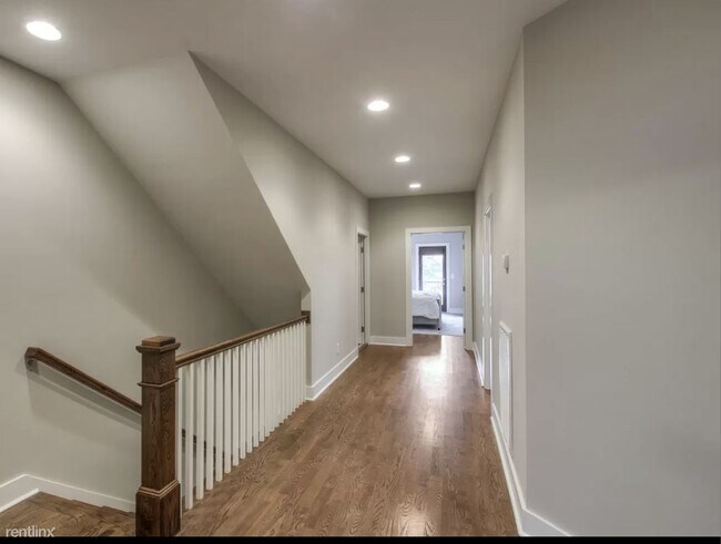 Building Photo - 4 br, 2.5 bath House - 421 Moore Avenue B