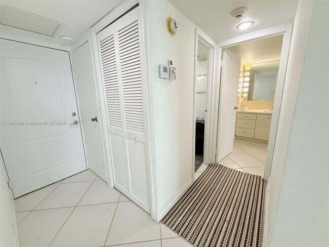 Building Photo - 100 Bayview Dr