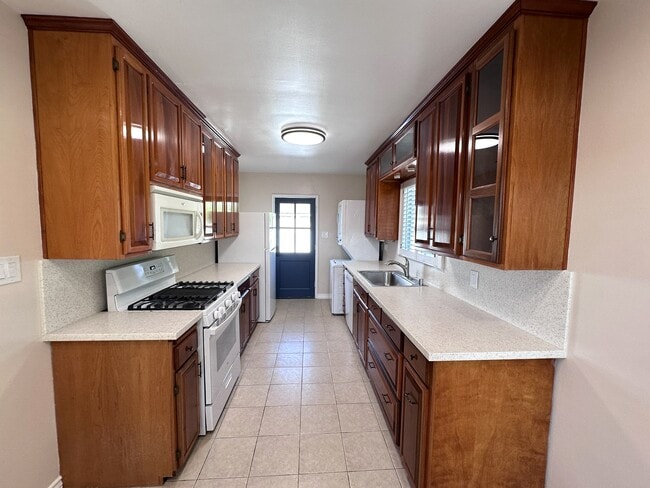 Building Photo - 5639 E Spring St