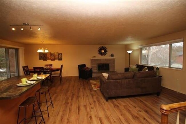 Building Photo - 906 Summit Dr