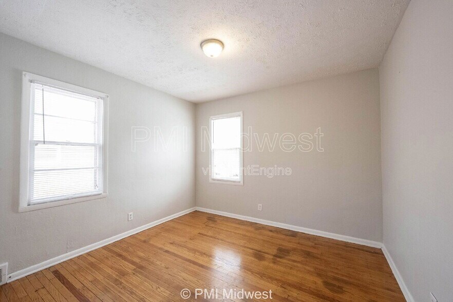 Building Photo - 5005 Indianola Ave