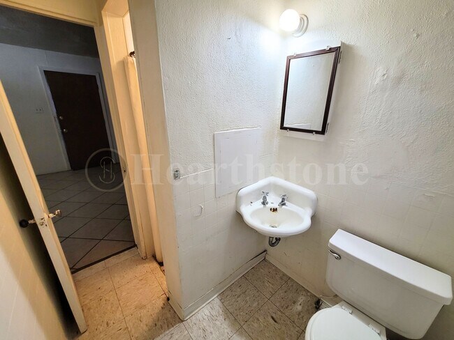 Building Photo - 1017 W 14th Ln