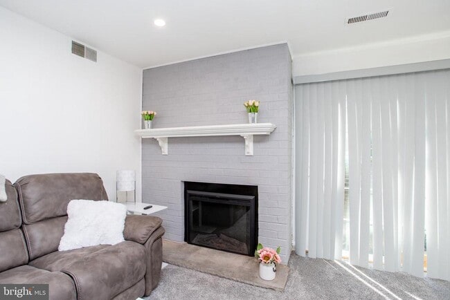 Building Photo - 33 Dogwood Ln