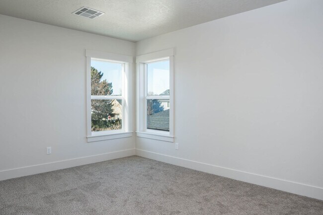 Building Photo - 270 E Rosalyn Dr