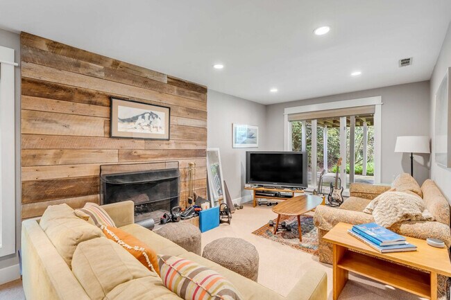 Building Photo - 209 Station 17 St