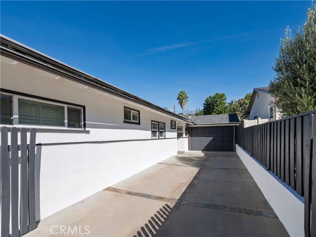 Building Photo - 21555 Mulholland Dr