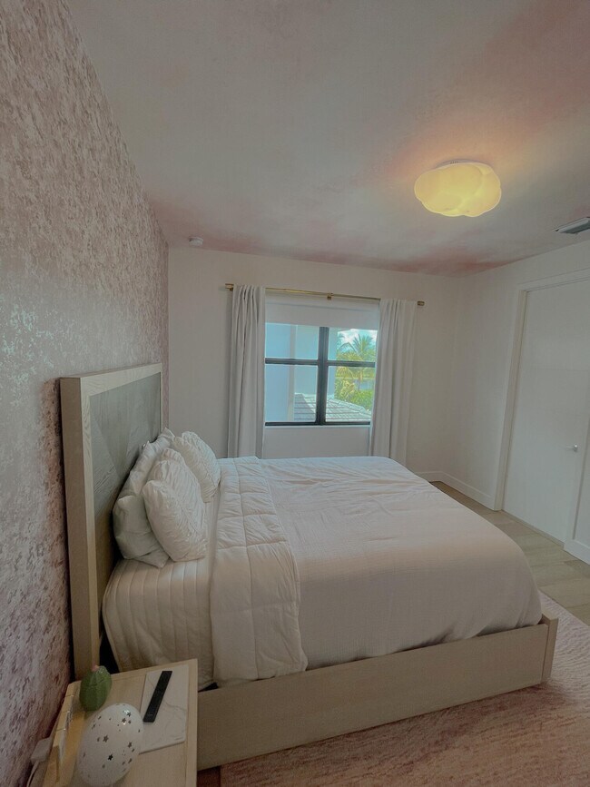 Building Photo - 8227 Oceanus Dr