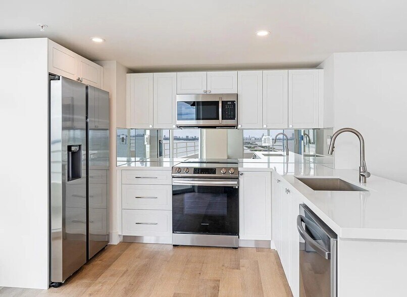 Building Photo - 555 NE 34th St