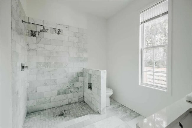 Building Photo - 1070 White Oak Ave SW