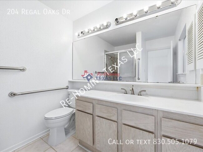 Building Photo - 204 Regal Oaks Dr
