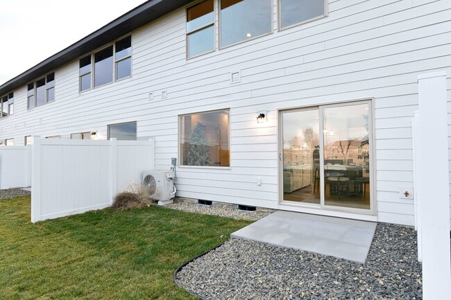 Building Photo - 925 N Elm Ave