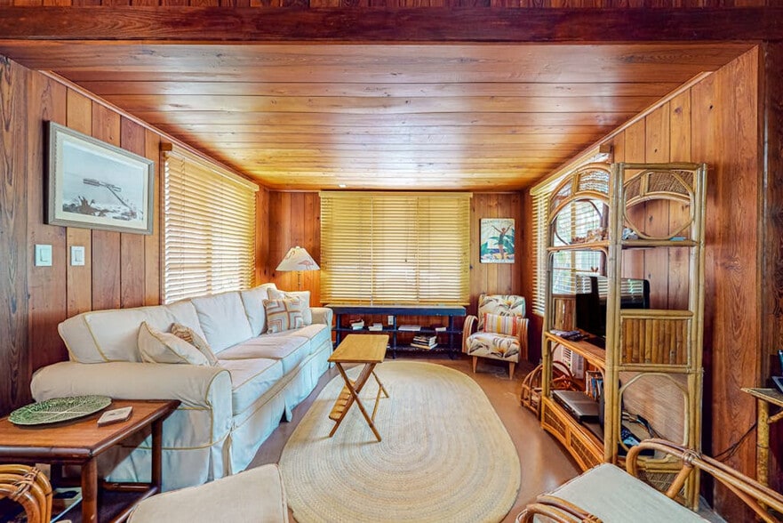 Building Photo - 609 N Shore Dr