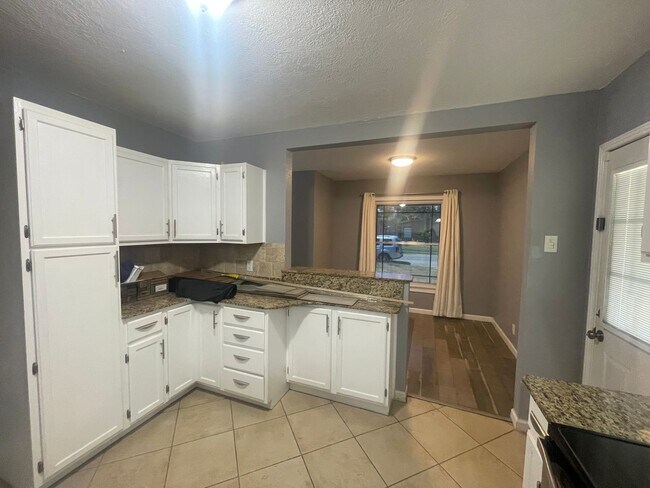 Building Photo - Woodlawn Estate – Updated 3 Bedroom Home f...