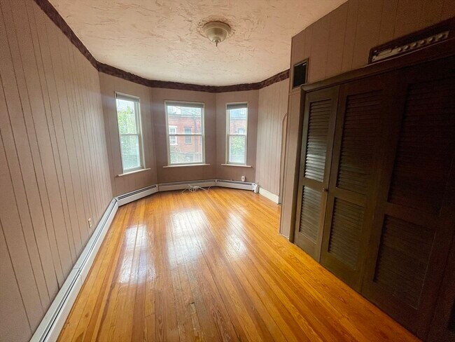 Building Photo - 136 Saratoga St