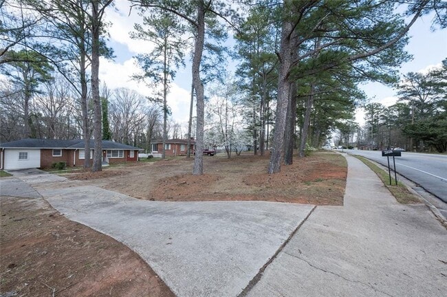 Building Photo - 2058 River Rd