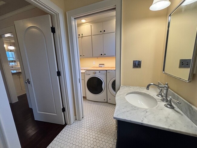 Building Photo - Historic Charm, Modern Comfort | 4BR +Bonu...