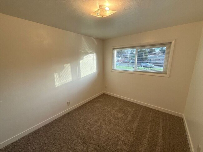 Building Photo - 273 Kearney St S