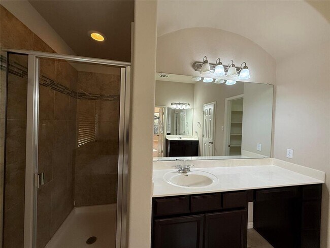 Building Photo - 633 Peregrine Way