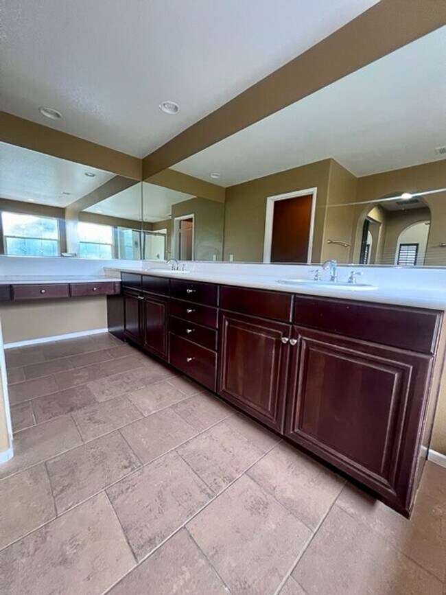 Building Photo - 5 bedroom Winchester home with a 3 car garage for LEASE!