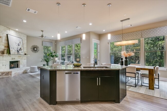 Building Photo - Lovely Hillside Condo on 2222