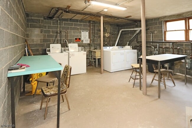 Building Photo - 2 Westervelt Pl