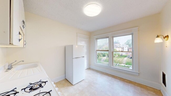Building Photo - SPACIOUS Single Family House AVAILABLE Fal...