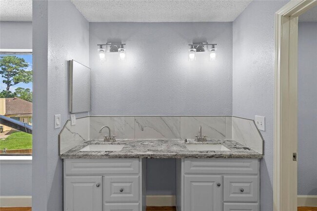 Building Photo - Affordable 5BD/2BA single-family house!