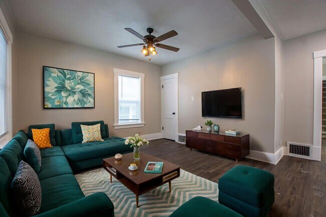 Building Photo - 3 Bedroom / 2 Bath Home with Garage off 45th and Leavenworth!