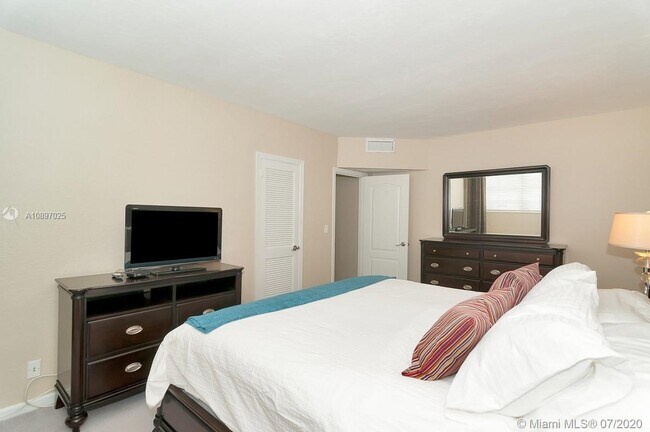 Building Photo - 3801 S Ocean Dr