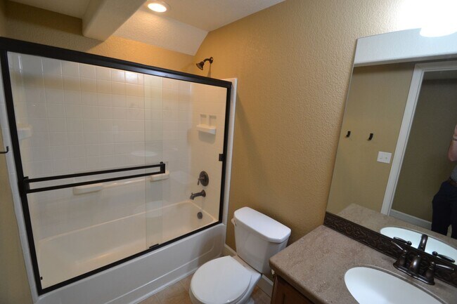 Building Photo - 4 bedrooms and large loft in Banning Lewis...