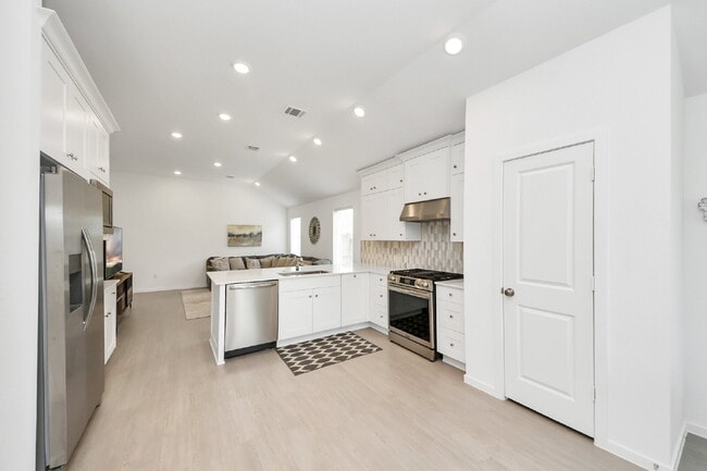 Building Photo - Immediate Move-In Ready 3-Bedroom Home in Rosharon. Comfort, Space & Easy Living