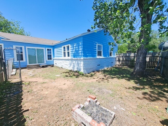 Building Photo - 4 bed / 2 bath / 2 car garage