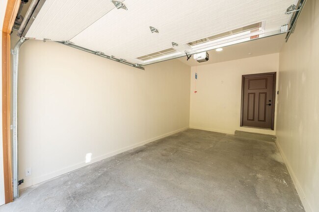 Building Photo - 3 Bed / 2.5 Bath Townhome w/Deck, Walkout Finished Basement, 9' Ceilings, Quartz Tops, Stainless ...