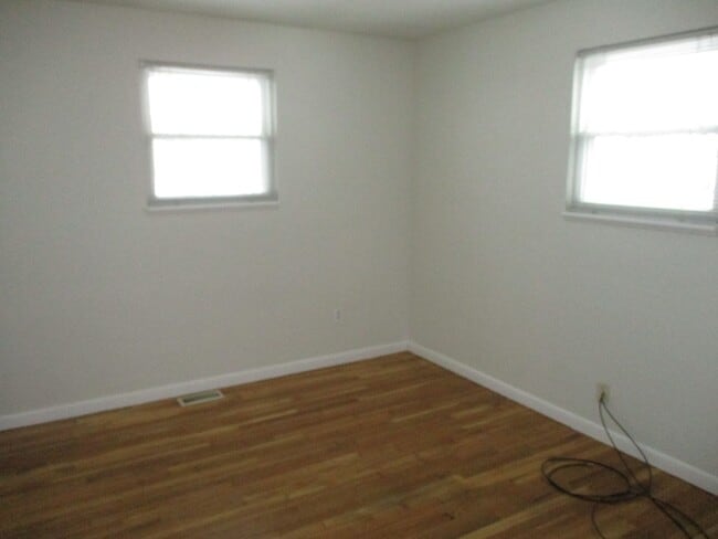 Building Photo - 3 Bedroom/1.5 Bath Brick Ranch In Miamisburg